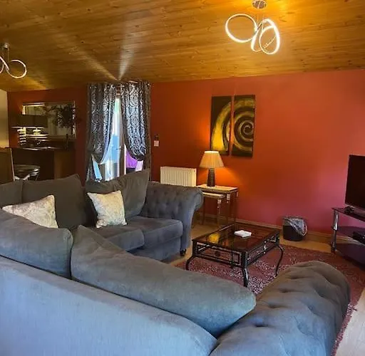 Chinchilla - Still Rabbit - Hot Tub - Yorkshire Villa Selby