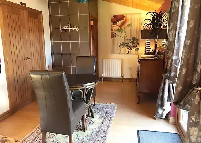 Chinchilla - Still Rabbit - Hot Tub - Yorkshire Villa Selby